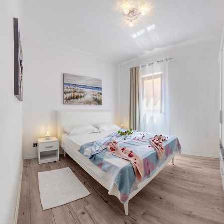 Charming House On The Beach And Deluxe Apartment Pula Værelse billede