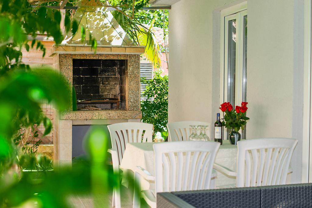 Charming House On The Beach And Deluxe Apartment Pula Eksteriør billede