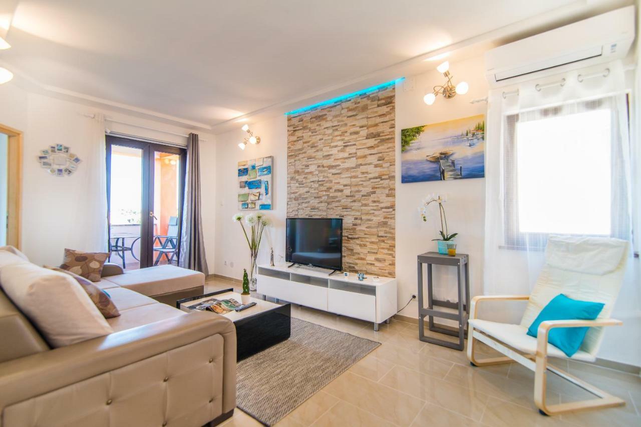 Charming House On The Beach And Deluxe Apartment Pula Eksteriør billede