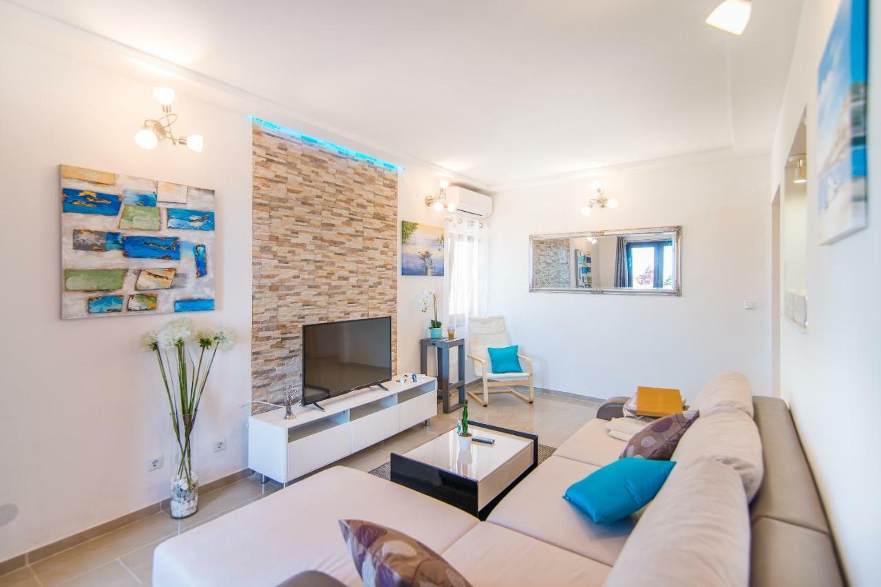 Charming House On The Beach And Deluxe Apartment Pula Eksteriør billede