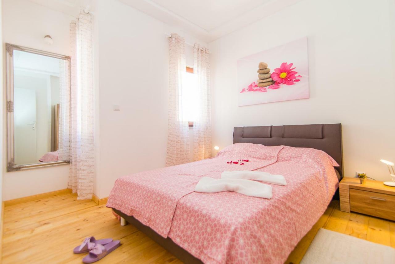 Charming House On The Beach And Deluxe Apartment Pula Eksteriør billede