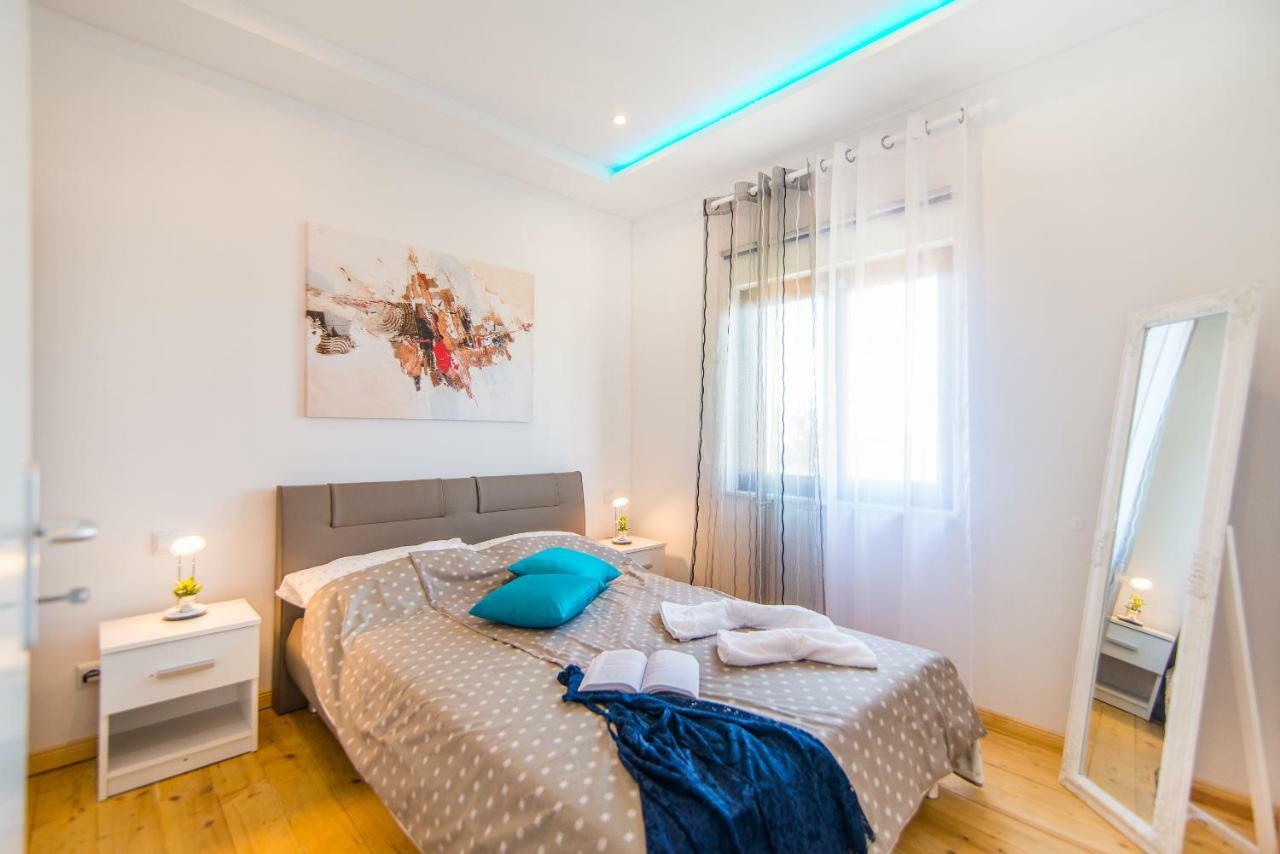 Charming House On The Beach And Deluxe Apartment Pula Eksteriør billede