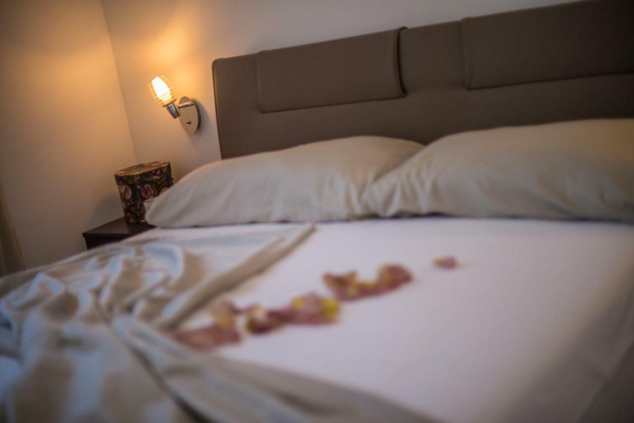 Charming House On The Beach And Deluxe Apartment Pula Eksteriør billede