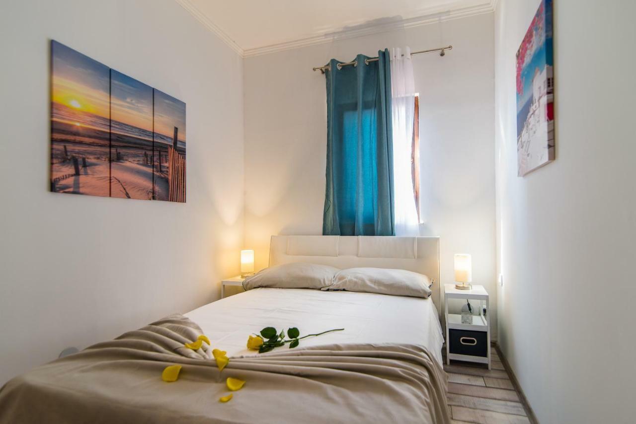 Charming House On The Beach And Deluxe Apartment Pula Eksteriør billede